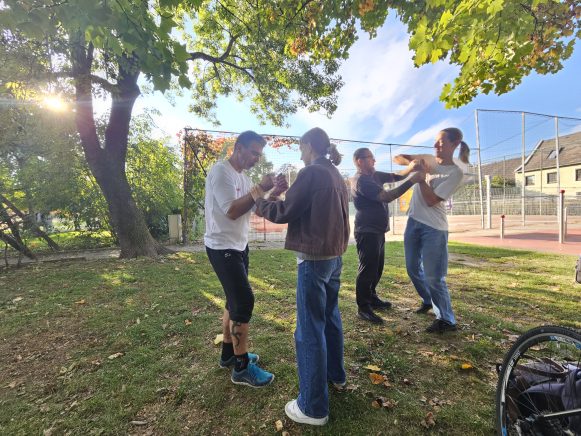 Die Autor:innen beim Training mit den Kampfsportprofis Markus Martinz und Raimund Vaseghi