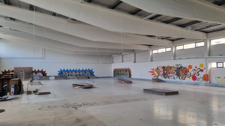 Das Innere der neuen Skaterhalle: Bunte Graffitis zieren die weißen Wände, die ersten Hindernisse stehen auf dem Betonboden.