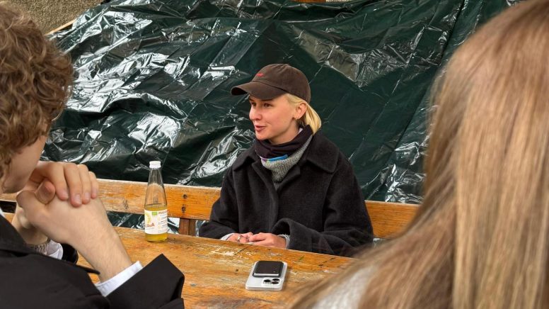 Julez von Raum 117 gibt ein Interview