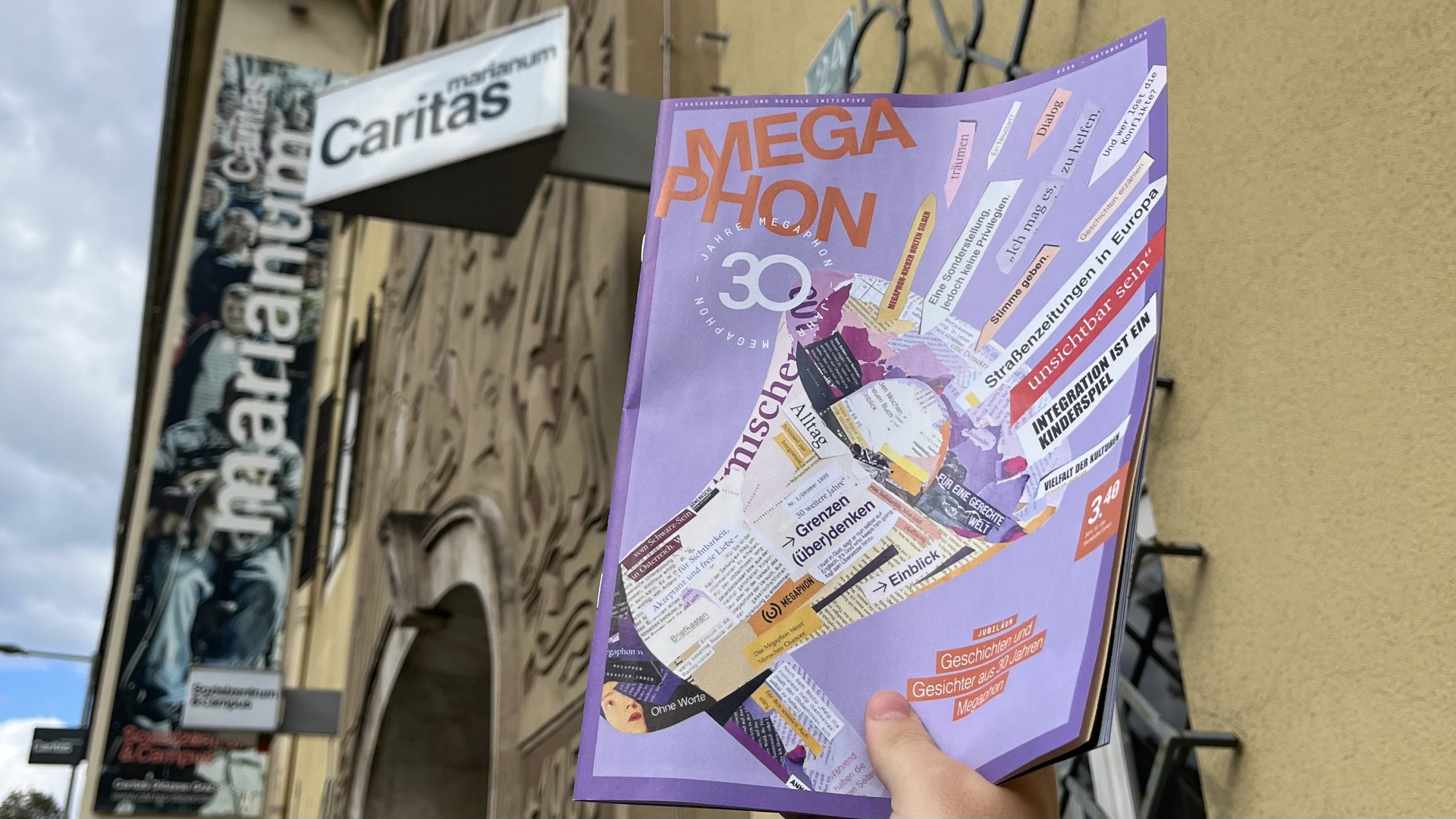 Jubiläumsausgabe vor dem Gebäude der Caritas in der Mariengasse.