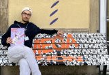 Claudio Niggenkemper auf besprühter Megaphon Bank vor dem Marianum der Caritas in der Mariengasse.