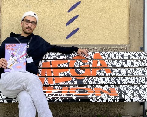 Claudio Niggenkemper auf besprühter Megaphon Bank vor dem Marianum der Caritas in der Mariengasse.