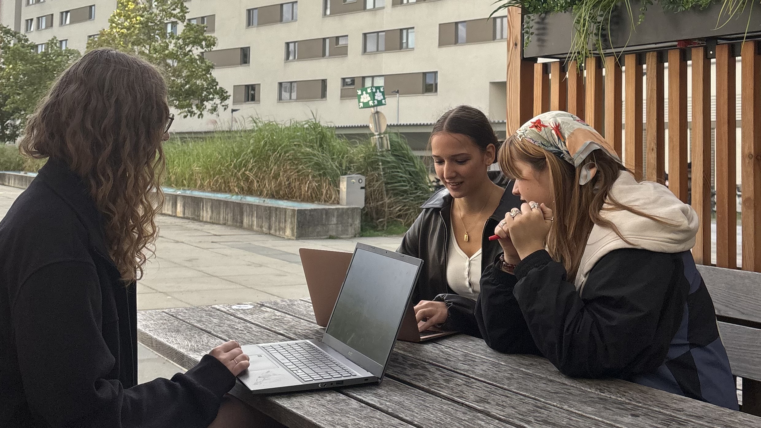 Die Schülerinnen arbeiten am Laptop und planen ihr Projekt.