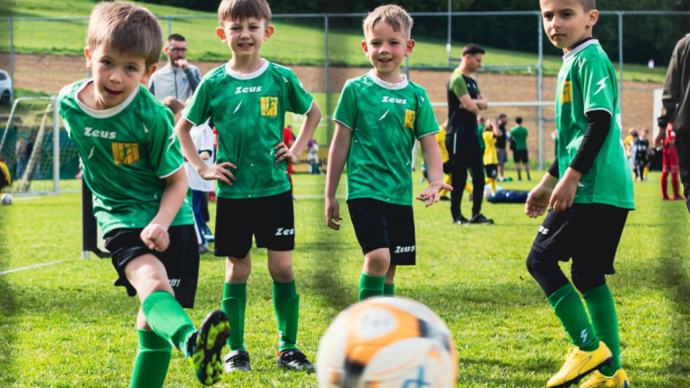 Ein Spieler des Progress Graz schießt den Ball ins Tor.
