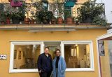 Galerist Markus Papst neben der Künstlerin Helga Kovács vor seiner Galerie in der Annenstraße.