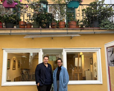 Galerist Markus Papst neben der Künstlerin Helga Kovács vor seiner Galerie in der Annenstraße.