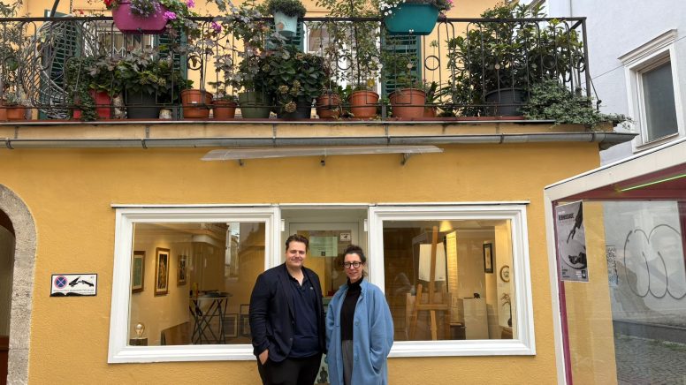 Galerist Markus Papst neben der Künstlerin Helga Kovács vor seiner Galerie in der Annenstraße.