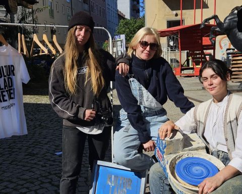 Drei Mitgliederinnen von Raum 117 am Gelände der Rösselmühle