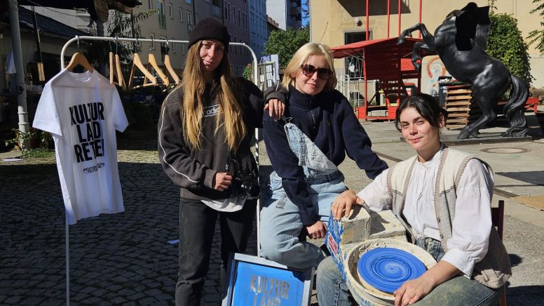 Drei Mitgliederinnen von Raum 117 am Gelände der Rösselmühle
