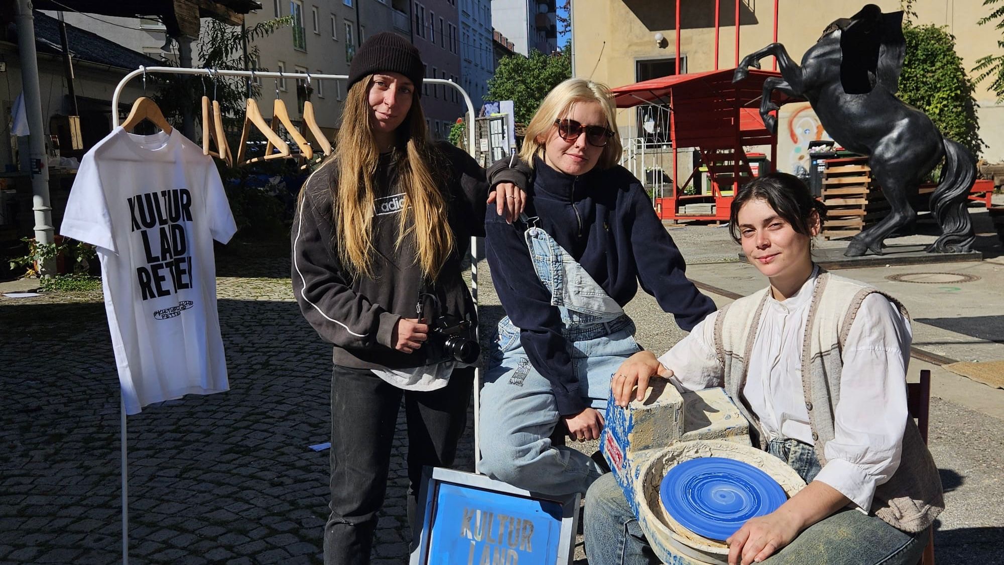 Drei Mitgliederinnen von Raum 117 am Gelände der Rösselmühle