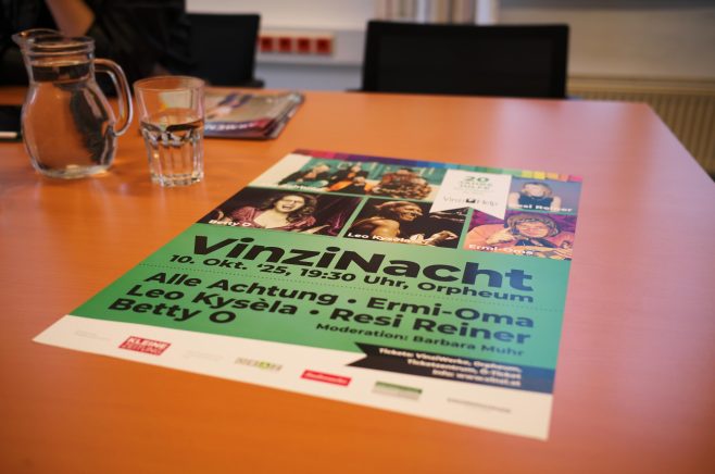 Grünes Plakat auf dem groß VinziNacht geschrieben steht. Außerdem befinden sich nähere Informationen zur Vinzi Nacht auf dem Plakat.