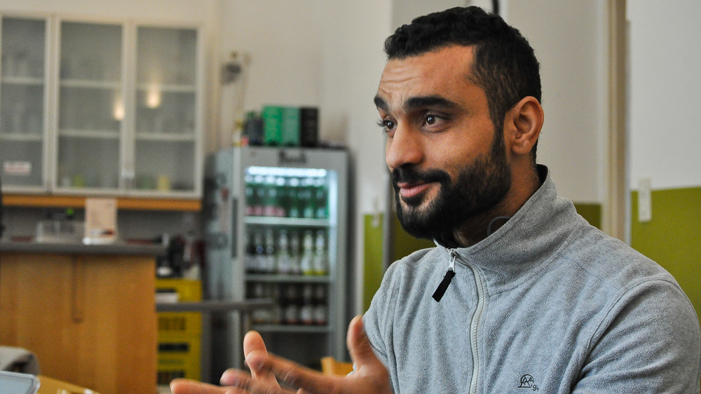 Küchenchef Hamzeh Hasan sitzt in der plauderBar und spricht über seine Erfahrungen.