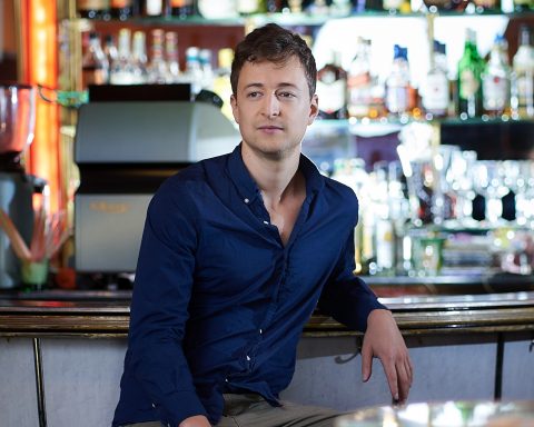 Fritz Jergitsch in einer Bar