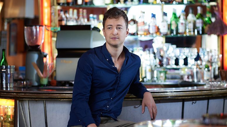 Fritz Jergitsch in einer Bar