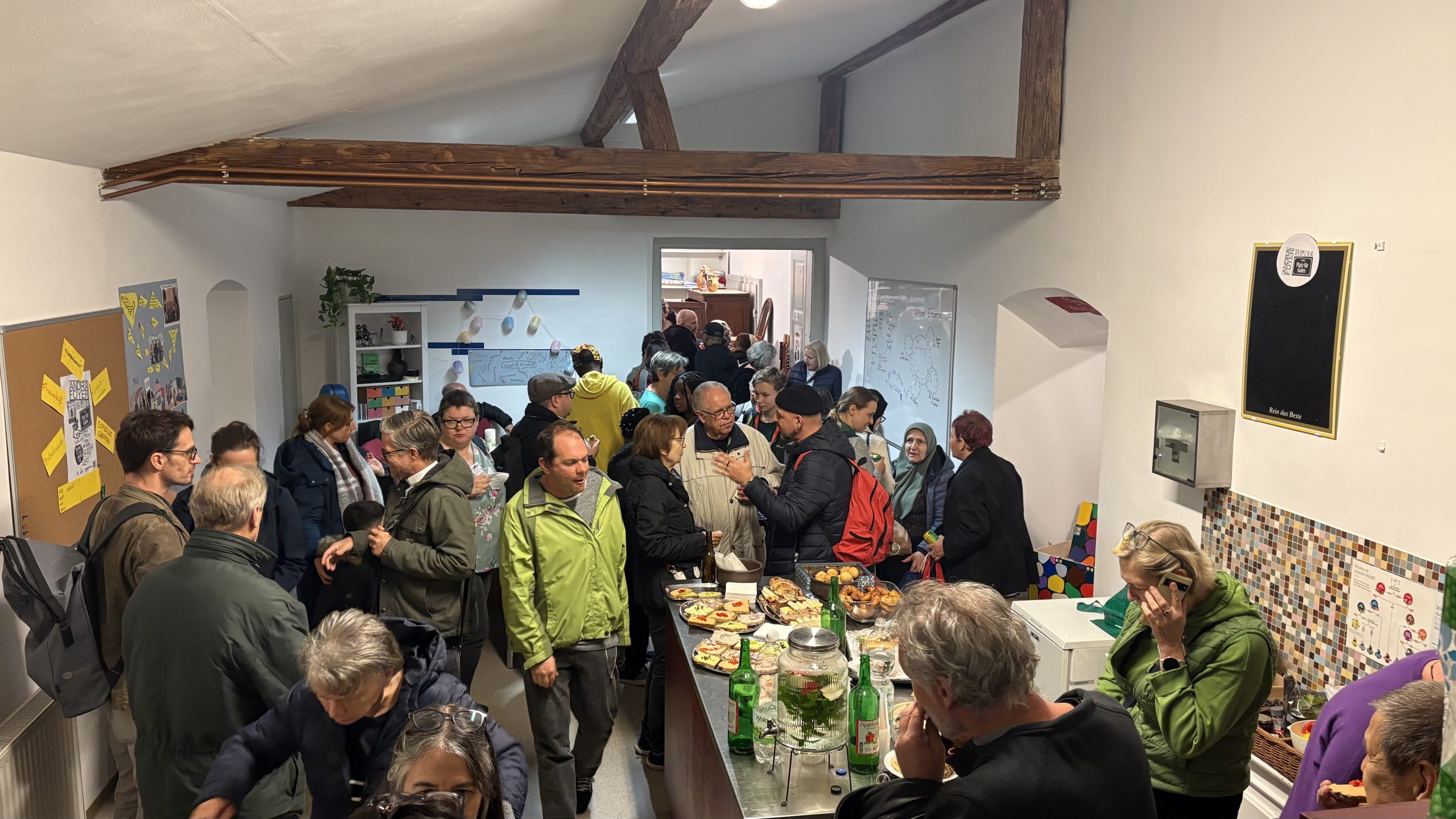 Zu sehen sind Menschen, die die Eröffnungsfeier besuchen.