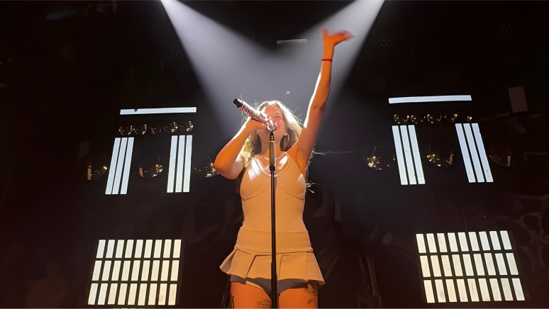 Rapperin Ikkimel singend auf der Bühne.