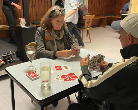 Bürgermeisterin Elke Kahr sitzt an einem Tisch im Gasthaus Fasching und spielt Karten