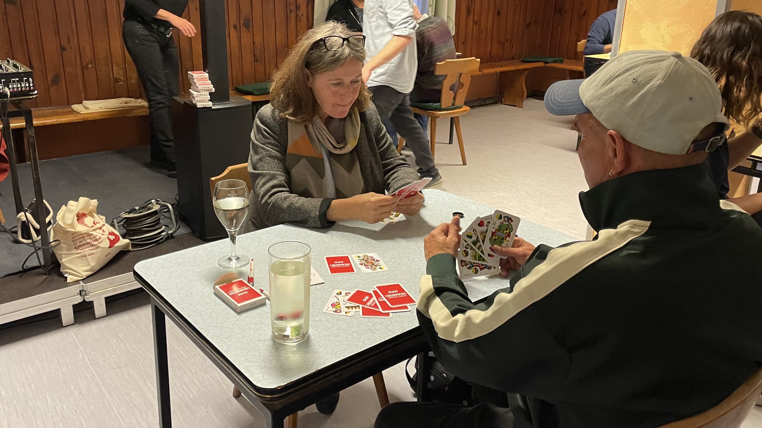 Bürgermeisterin Elke Kahr sitzt an einem Tisch im Gasthaus Fasching und spielt Karten