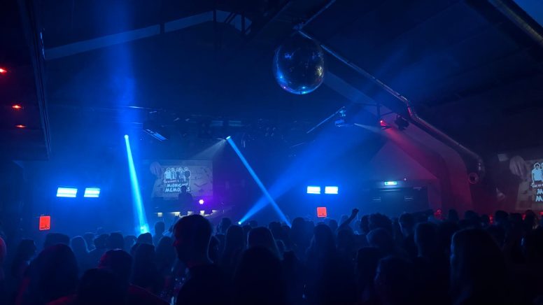 Textsicher und lautstark feiern die One Direction Fans im PPC Graz.