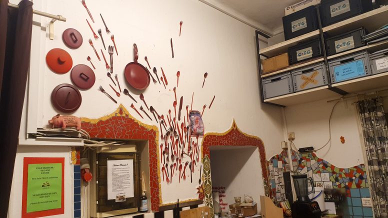 Die vegetarische /vegane Gemeinschaftsküche mit Wanddekoration