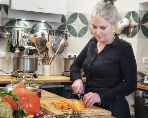 Christine schneidet Gemüse in ihrer Küche.