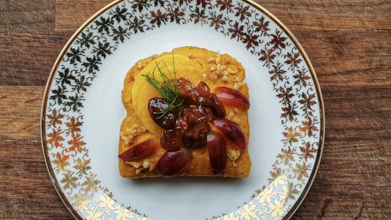 Toast mit Aufstrich und Trauben.