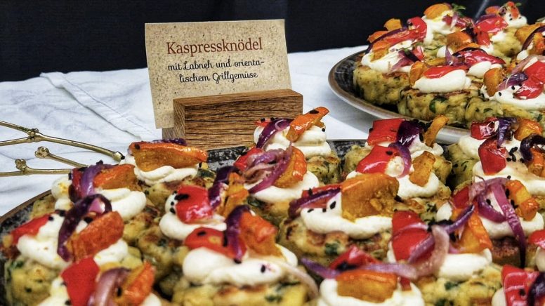 Kaspressknödel mit Labneh und orientalischem Gemüse.
