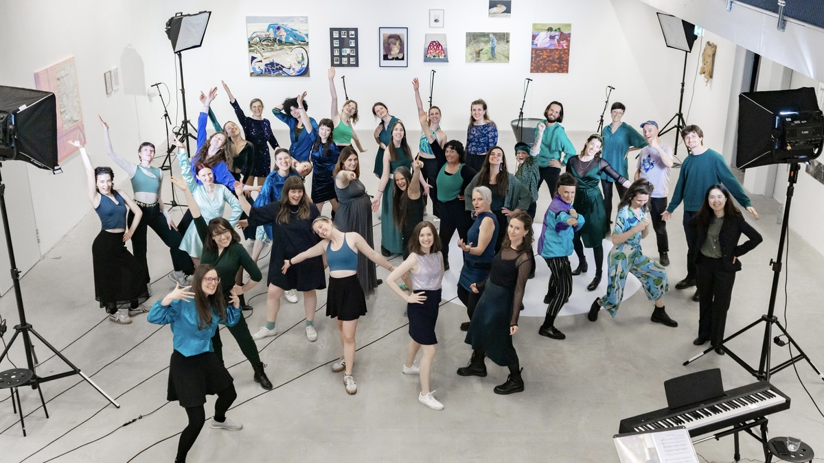 Der Grrrls-Chor wirkt bei Theaterproduktionen mit.