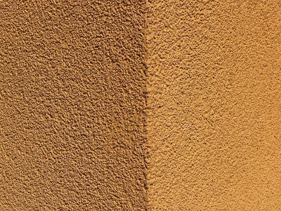 Orange Mauer in der Siedlung