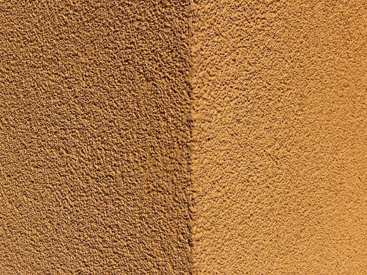 Orange Mauer in der Siedlung