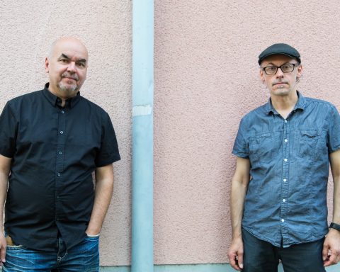 Martin Behr und Martin Osterider vor einer Wand in der Triester-Siedlung