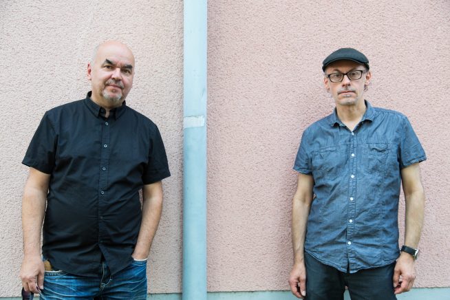 Martin Behr und Martin Osterider vor einer Wand in der Triester-Siedlung