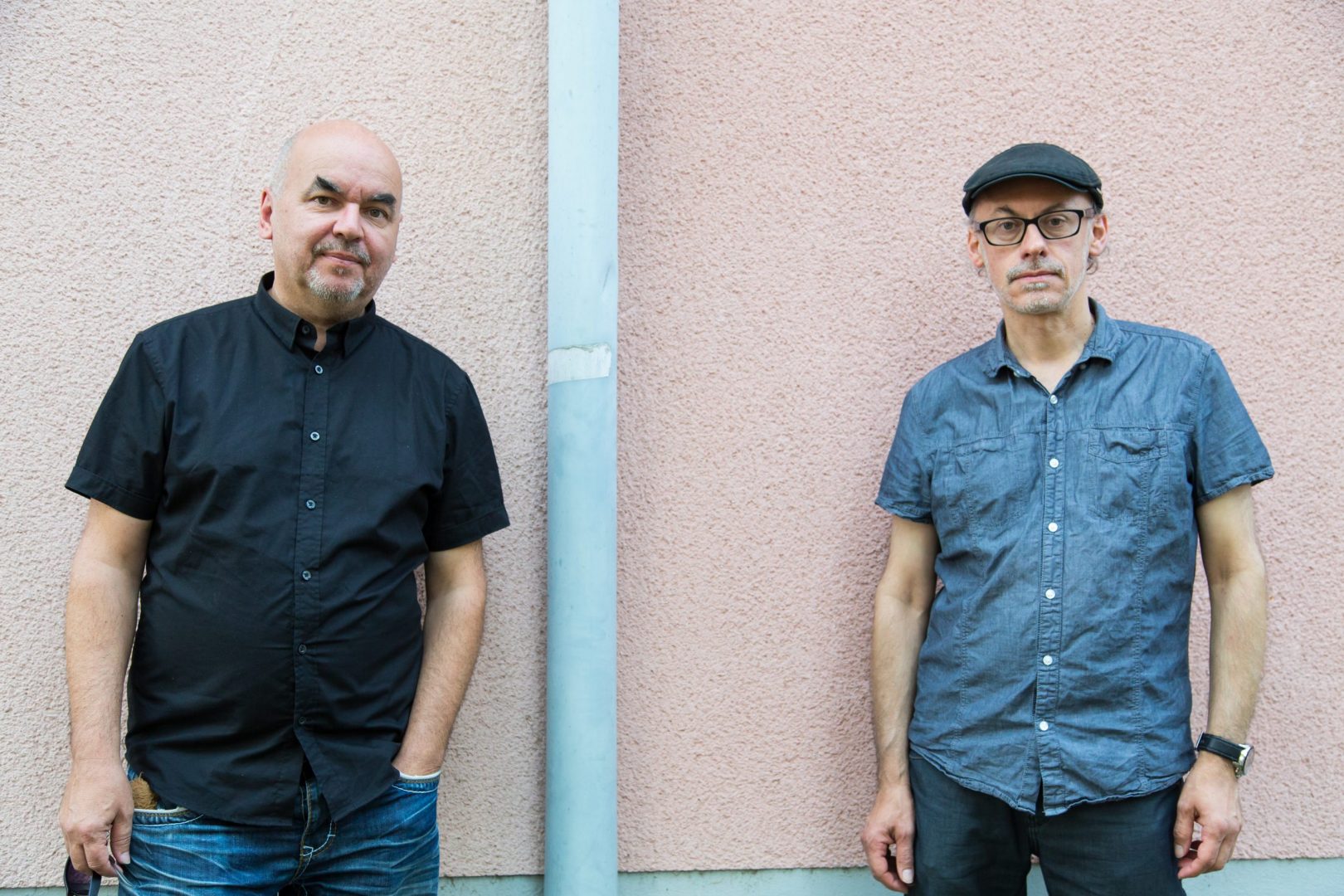 Martin Behr und Martin Osterider vor einer Wand in der Triester-Siedlung