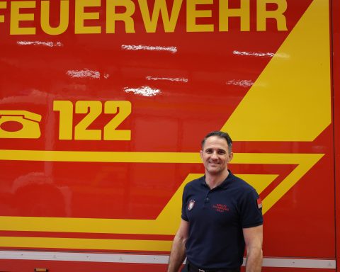 Löschmeister Markus Rechberger steht vor einem Feuerwehrfahrzeug