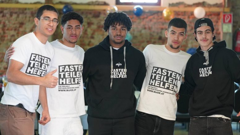 Fünf muslimische Jugendliche beim Fasten Teilen Helfen Projekt.