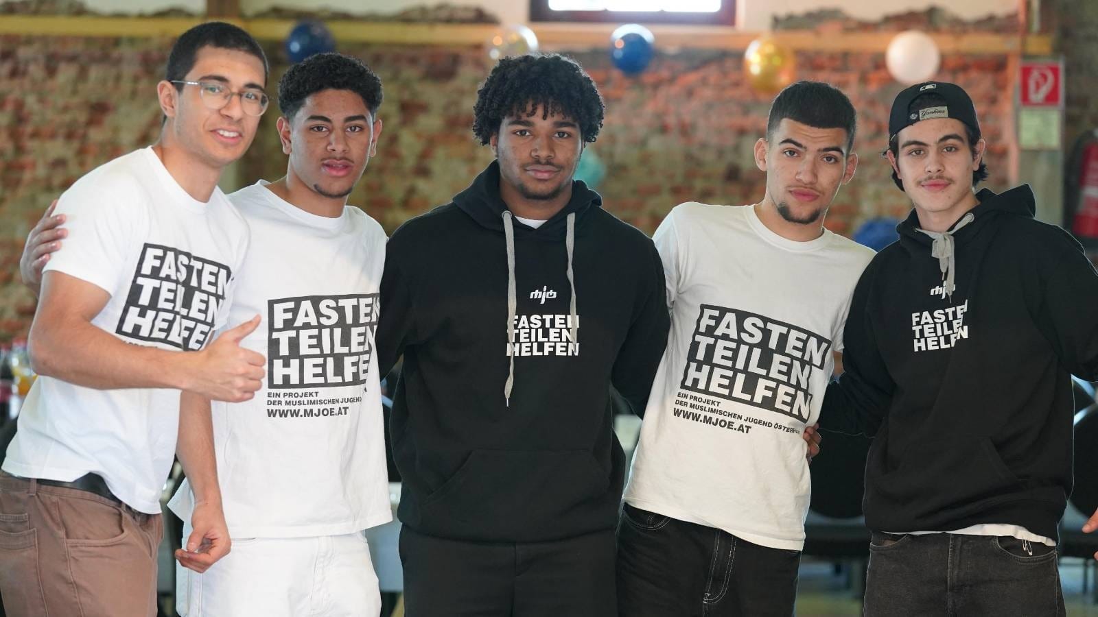 Fünf muslimische Jugendliche beim Fasten Teilen Helfen Projekt.