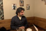 Zaid Alsalame beim Interview im Kaffee