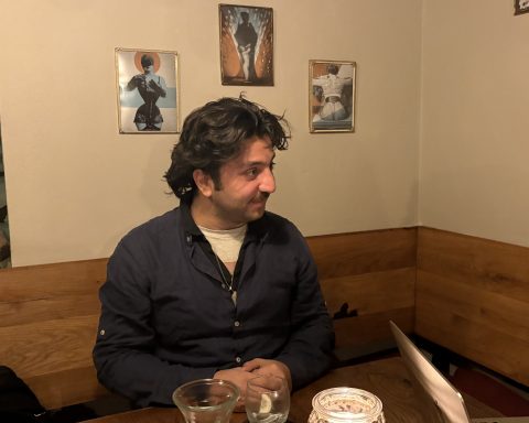 Zaid Alsalame beim Interview im Kaffee