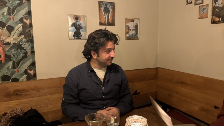 Zaid Alsalame beim Interview im Kaffee