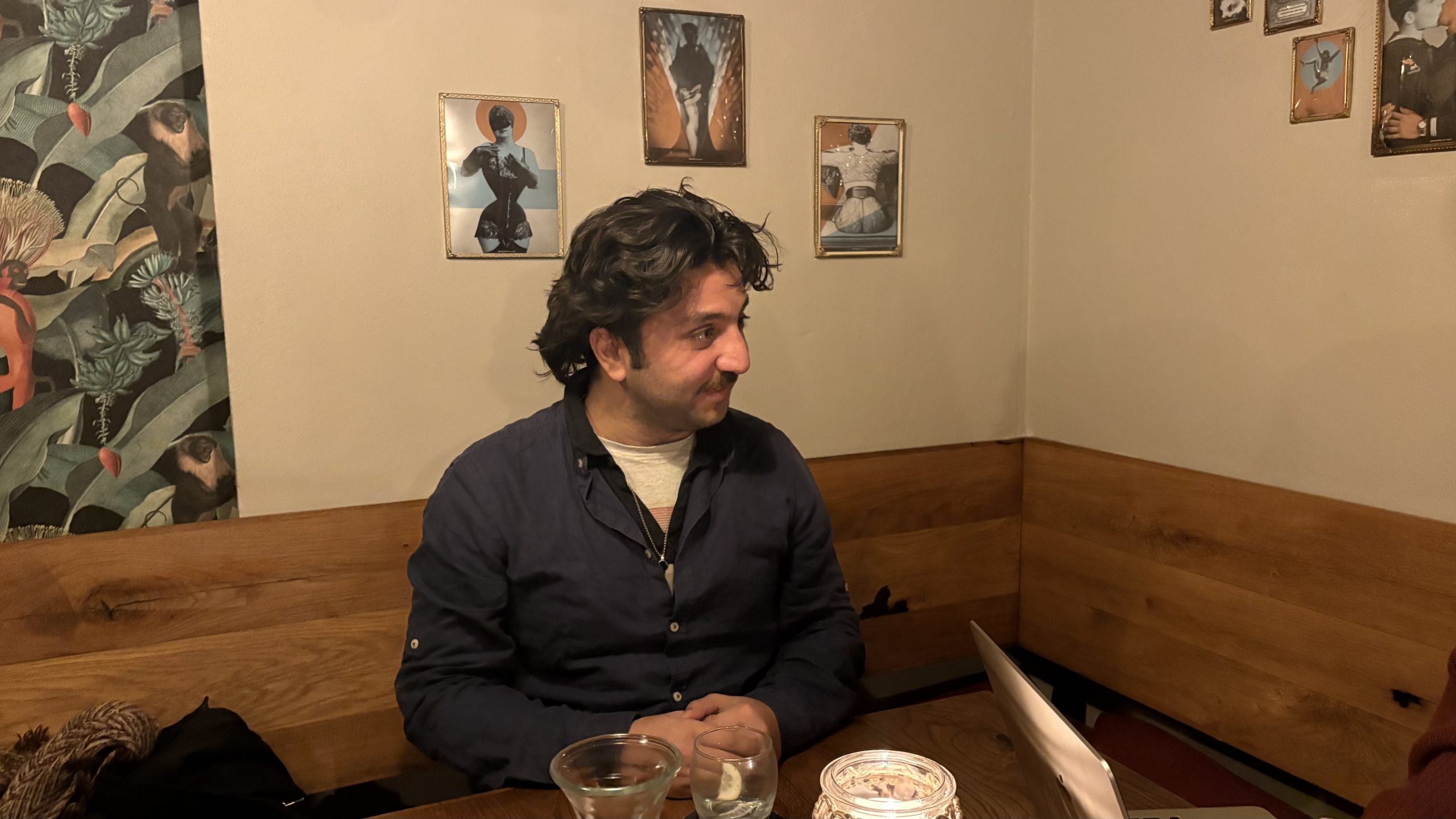 Zaid Alsalame beim Interview im Kaffee