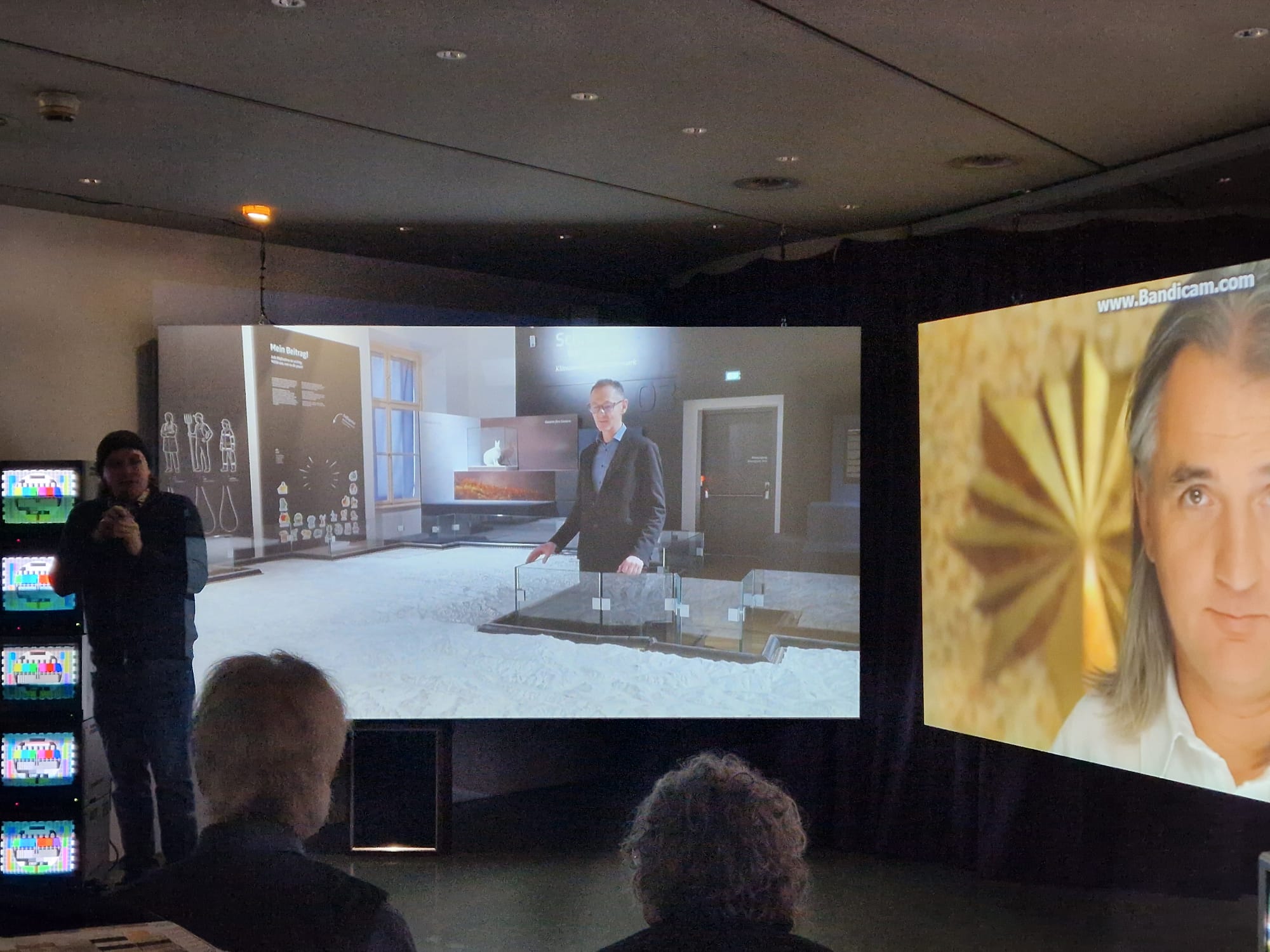 Der Künstler Michael Gülzow vor seiner Ausstellung