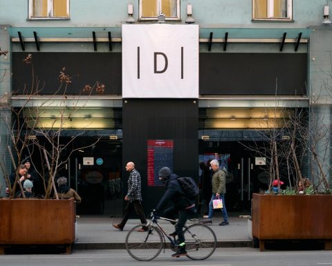 Vor dem Annenhof-Kino befindet isch ein Plakat mit dem symbolischen „D" der Diagonale