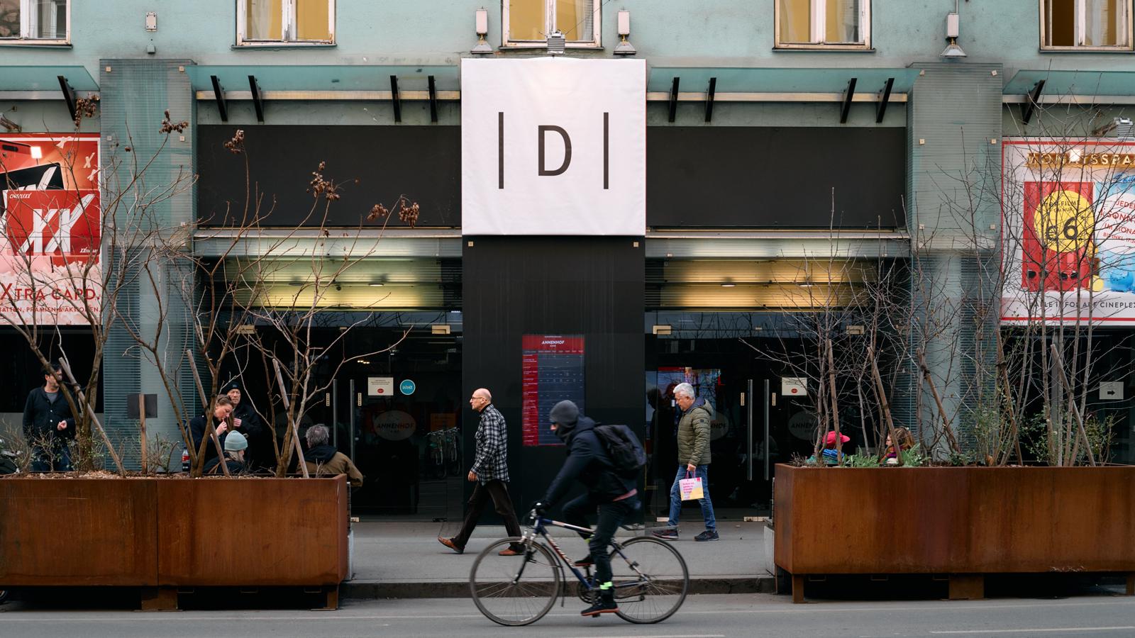 Vor dem Annenhof-Kino befindet isch ein Plakat mit dem symbolischen „D" der Diagonale