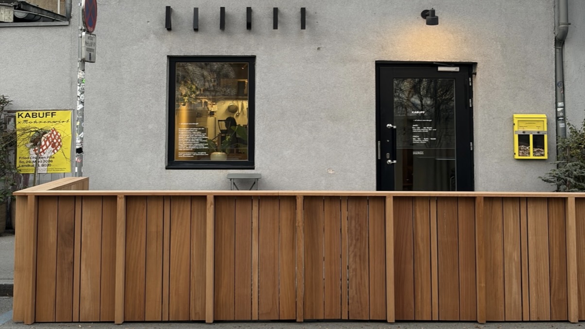 Zu sehen ist die Holzgarnitur des Gastgartens.