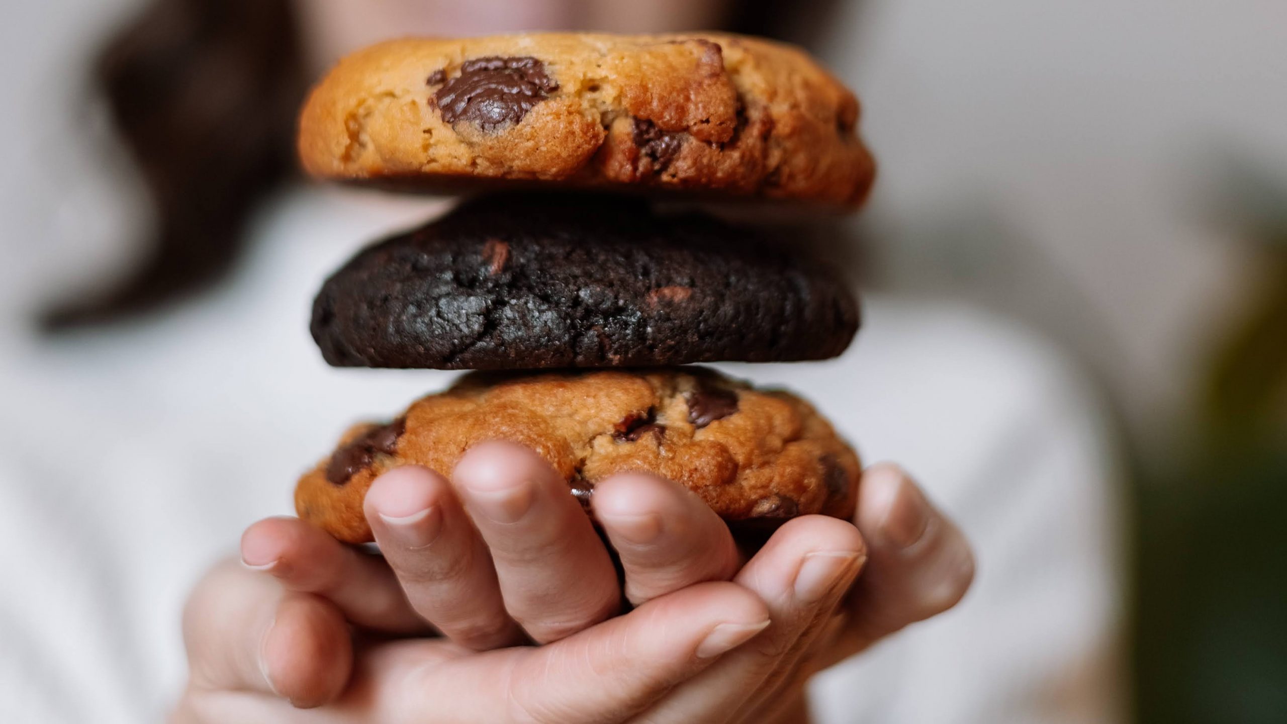 Claudia Haas hält drei ihrer Cookie Sorten in den Händen.