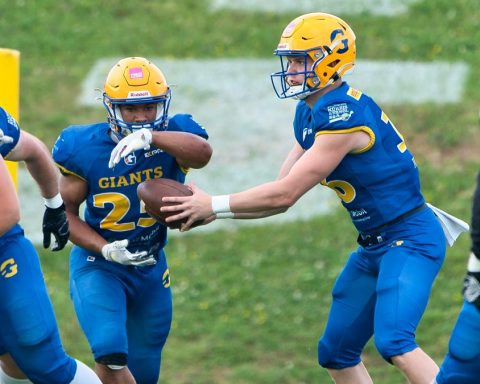Der Quarterback Steinmair übergibt den Ball an seinen Running Back