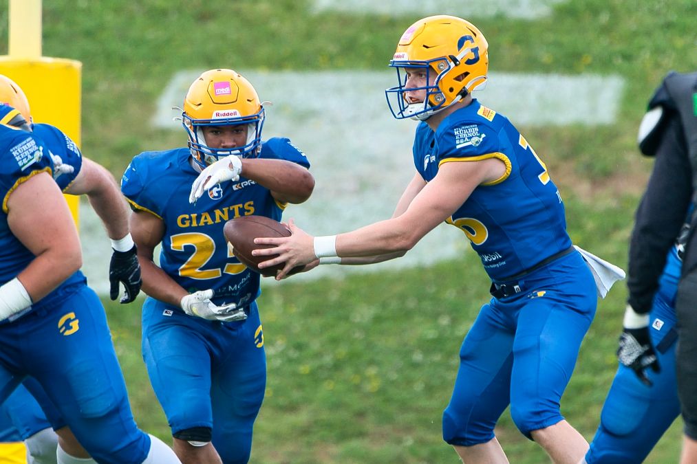 Der Quarterback Steinmair übergibt den Ball an seinen Running Back