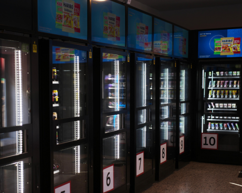 Das innere eines Automatenshops: Mehrere Automaten nebeneinander