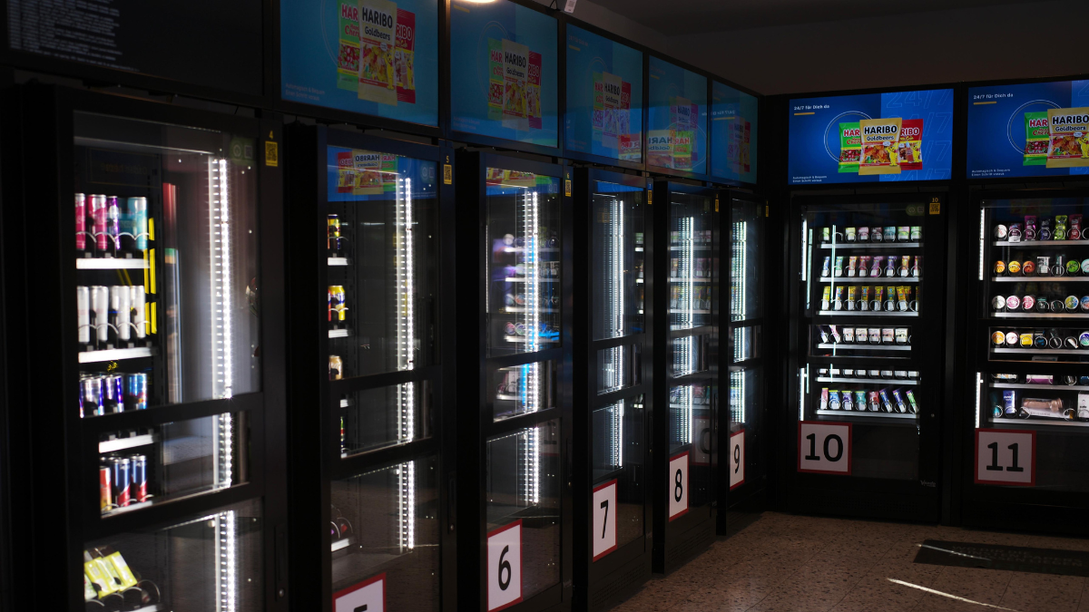 Das innere eines Automatenshops: Mehrere Automaten nebeneinander