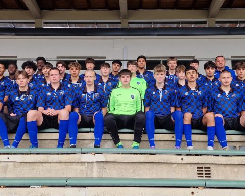 Gruppenfoto der ESK-U18 auf der Tribüne im ASKÖ-Stadion